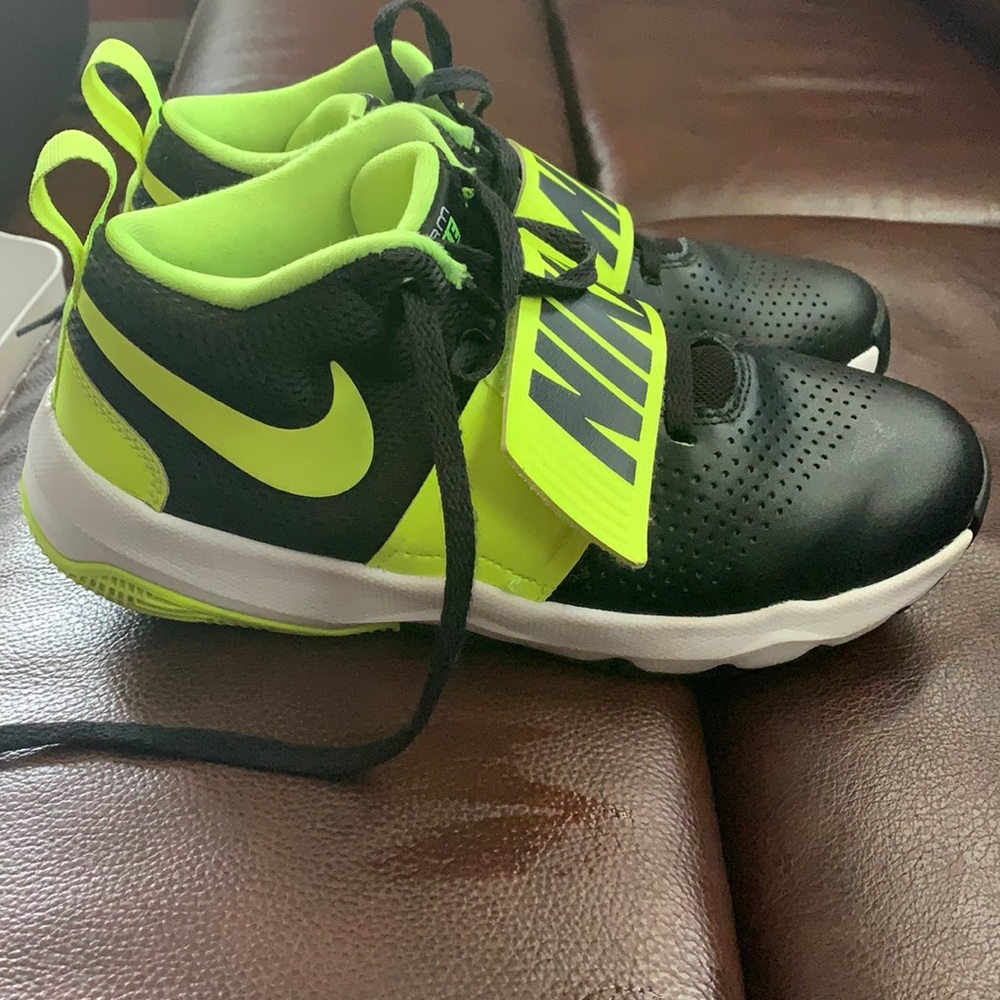 Preowned size 6Y Nike team hustle